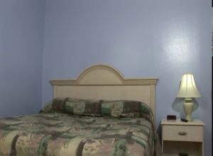 Гулящая молодая блондинка трахается на кровати со знакомым